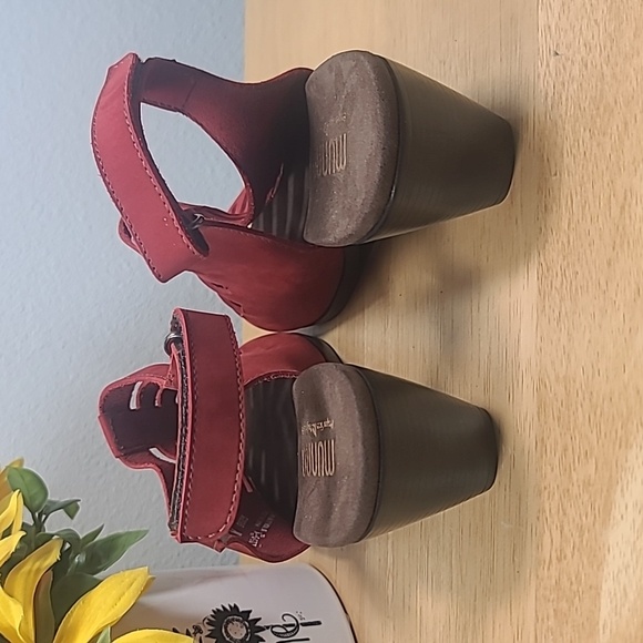 Munro Women's Red Leather Suede Sandals - Picture 3 of 7